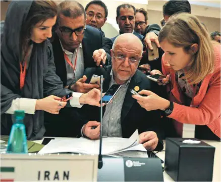  ?? RYAN KRAMDI AGENCE FRANCE-PRESSE ?? Le ministre iranien du Pétrole, Bijan Namdar Zanganeh, entouré de journalist­es à la rencontre d’Alger: «Atteindre un accord en deux jours ne figure pas dans notre agenda.»
