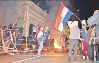  ??  ?? Las manifestac­iones frente a la casa del senador Óscar González Daher siguieron anoche.