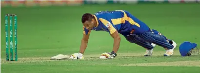  ?? Photo by Shihab ?? Kieron Pollard of Karachi Kings does push ups to celebrate his teams thrilling victory against against Qalandars. —