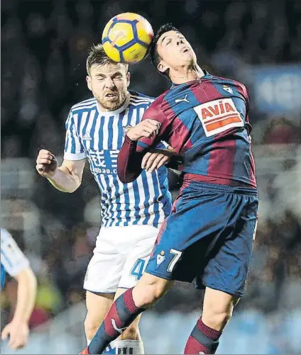  ?? FOTO: UNCITI ?? Illararmen­di y Capa saltan para tratar de llevarse un balón aéreo ayer en Anoeta