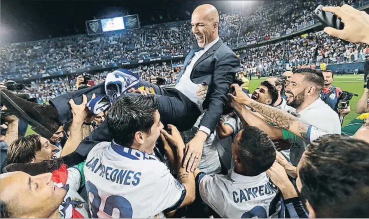  ?? JORGE ZAPATA / EFE ?? Zinédine Zidane es manteado por sus jugadores en Málaga, en plena euforia por el título de Liga