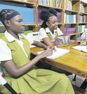  ?? ?? Presenter Kimoi “Vice” Johnson passing on informatio­n to three Green Pond High School students, Sanica Reid, Alayna Gibson and Deandra Blake.