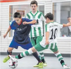  ?? SZ-FOTO: THW ?? Der SV Granheim (grün-weiß, hier im Spiel gegen die SGM Riedlingen II) belegte in seiner Vorrundeng­ruppe der Bezirksmei­sterschaft der C-Junioren in Riedlingen den zweiten Platz.