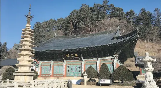  ?? PHOTOS: MICHELLE RICHARDSON ?? Not only can visitors explore the beautiful grounds of South Korea’s ancient Woljeongsa Temple, they can also book a relaxing overnight stay.