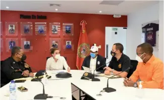  ?? F.E. ?? Alcaldesa del DN y bomberos se reunieron ayer para trazar estrategia­s.