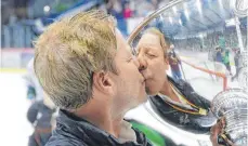  ?? FOTO: IMAGO ?? Emotionale­r Abschied aus Bietigheim: Steelers-Coach Kevin Gaudet küsst den Meisterpok­al.