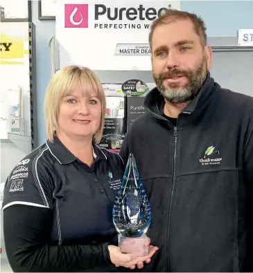  ?? Photo: HELEN MAYS ?? Steve and Angela Bevan with the trophy that recognises their business as best Think Water franchise in New Zealand.