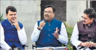  ?? ANSHUMAN POYREKAR/HT ?? Chief minister Devendra Fadnavis (left), state finance minister Sudhir Mungantiwa­r (centre) and minister of state for finance Deepak Kesarkar during a press conference, after the presentati­on of the state budget on Saturday.