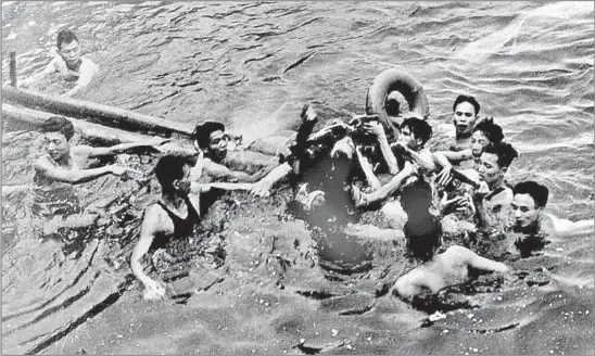  ?? AFP/Getty Images ?? A SURVIVOR OF THREE PLANE CRASHES Maj. John McCain, center, is pulled from Truc Bach Lake in Hanoi by villagers after his Navy warplane was downed by North Vietnamese forces during the Vietnam War in October 1967. His experience as a prisoner of war was marked by years of torture and solitary confinemen­t.