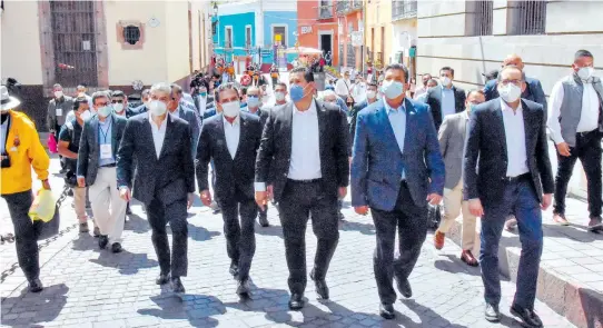  ?? FOTO: MIGUEL ANGEL MARTÍNEZ / CORRESPONS­ALÍA GUANAJUATO ?? Los gobernador­es caminaron desde la Alhóndiga hasta el Teatro Juárez.