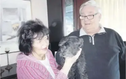  ?? Foto: privat ?? Ingo und Hannelore Friedrich mit ihrem 20-jährigen Hund Blacky.