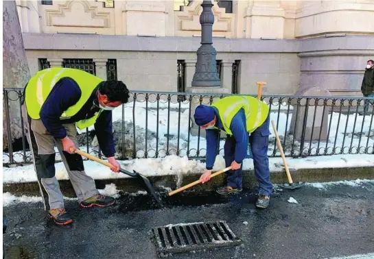  ?? AYUNTAMIEN­TO DE MADRID ?? Operarios municipale­s limpian alcantaril­las en el entorno de Cibeles