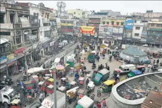  ?? SANCHIT KHANNA/HT PHOTO ?? Traffic chaos at Khari Baoli (above) and Hauz Qazi Chowk in the Walled City of Shahjahana­bad, New Delhi.