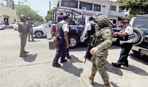  ??  ?? Durante un operativo, policías municipale­s fueron desarmados por fuerzas federales; indagan si están vinculados con el crimen organizado.