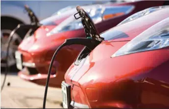 ??  ?? Electricit­y could soon flow from electric-vehicle batteries to powerlines and back again.