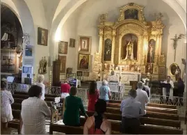  ??  ?? Première messe hier matin depuis le début du confinemen­t en la chapelle de la Garoupe à Antibes. (Photo Ph. D.)