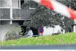  ?? GILLES REBOISSON / EFE ?? La policía trabaja en el edificio afectado a las afueras de Lyon.