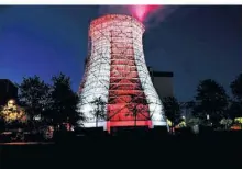 ?? FOTO: HARSTE ?? Der Kühlturm am Kraftwerk in Flingern leuchtete auch schon in Fortuna-Farben.