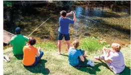  ??  ?? VROEG UIT DIE VERE. Staanplekk­e word nie vooraf toegeken nie. Die staanplekk­e teen die rivier is die gewildste, en as jy hier wil kamp opslaan, moet jy eerder vroeg opdaag as te laat.