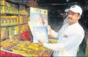  ??  ?? ▪ A shopkeeper shows some crackers in demand this year.