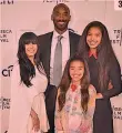  ??  ?? 1. Un'immagine di Kobe Bryant nel documentar­io 2. Kobe Bryant con la maglia dei Lakers, squadra con cui ha giocato dal 1996 al 2016 3. Bryant con la moglie Vanessa e le figlie 4. Con il premio Oscar