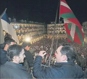  ?? FOTO: MD ?? Jokin Aperribay y Philippe Montanier en una arriada de la Plaza Constituci­ón