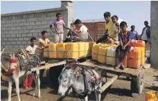  ?? AFP ?? Children fill containers with water near the city of Hodeidah