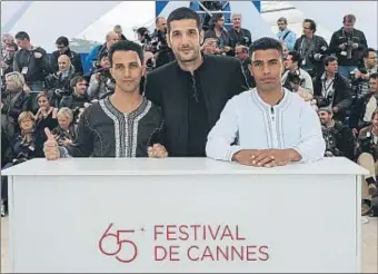  ?? PASCAL LE SEGRETAIN / GETTY ?? Un sueño. El director Nabil Ayouch flanqueado por Abdelilah Rachid y Abdelhakim Rachid en Cannes, donde Ayouch fue premiado por Los caballos de Dios. Los actores son hermanos en la película, pero no en la vida real. Abdelilah no para de trabajar en el...