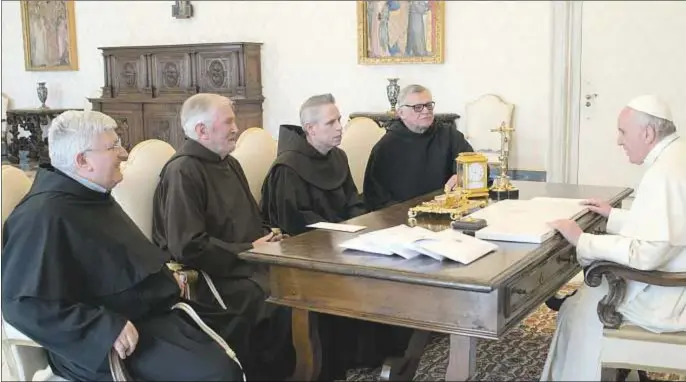  ?? CNS ?? Michael Perry (tercero por la izquierda) durante el encuentro del Papa con los superiores de las cuatro grandes órdenes de la Familia Franciscan­a en abril