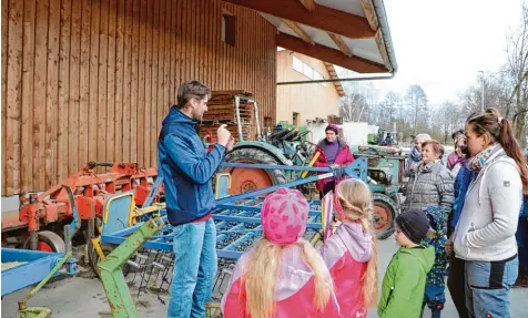 ?? Fotos: Anja Ringel ?? Florian Pfänder erklärte den Teilnehmer­n, welche Maschinen für Aussaat und Ernte notwendig sind.