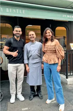  ?? ?? Virat Kohli and Anushka Sharma with chef Surender Mohan