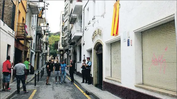  ?? FEDE CEDÓ ?? Agentes de la Guardia Civil de paisano frente al Hotel Vila poco antes de abandonar sus habitacion­es