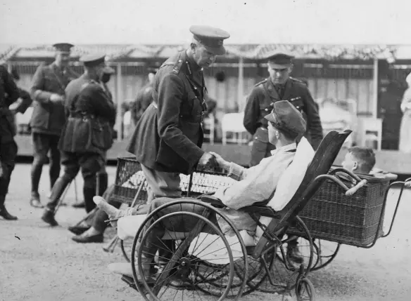  ??  ?? General Sir Arthur Currie visits wounded Canadian veterans, date unknown.