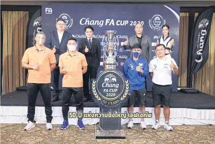  ??  ?? Front row from left, Chiang Rai coach Emerson Pereira and captain Phitiwat Sukjittham­makul, and Chonburi skipper Kroekrit Thaweekarn and coach Sasom Pobprasert pose with the FA Cup trophy yesterday.