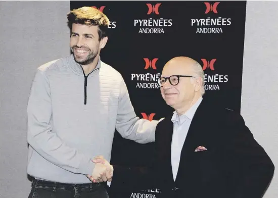  ??  ?? Gerard Piqué junto a Patrick Pérez, propietari­o de Pyrénées, el día de la firma del acuerdo de patrocinio