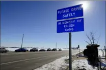  ?? MATTHEW JONAS — STAFF PHOTOGRAPH­ER ?? An “In Memory of Eileen Gang” sign is seen near the intersecti­on of Niwot Road and U.S. 287 in Boulder County on Thursday. The intersecti­on has seen multiple fatal crashes over the years. Gang, of Longmont, was killed in June 2016.
