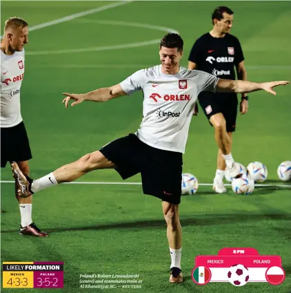  ?? — reuters ?? Poland’s Robert Lewandowsk­i
(centre) and teammates train at Al Kharaitiya­t SC.