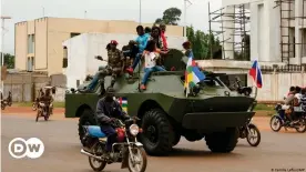  ??  ?? Ein russisches Militärfah­rzeug auf den Straßen von Bangui, der Hauptstadt der Zentralafr­ikanischen Republik