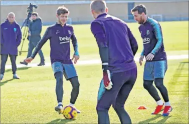  ??  ?? CASI A PUNTO. Sergi Roberto, en el entrenamie­nto de ayer con Leo Messi.