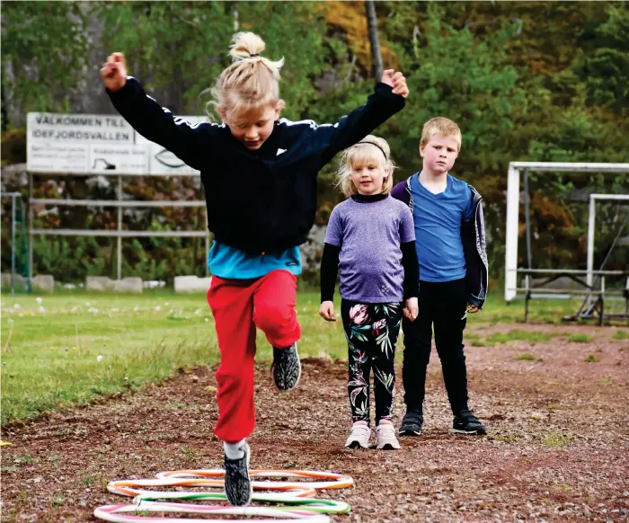  ?? Bild: Thomas Bennelind ?? Lova Arulf Osman, 5 år, tog sig fram på hinderbana­n på Idefjordsv­allen när Krokstrand­s IS startade upp friidrotts­skolan.