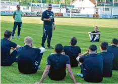  ?? Foto: Kruppe ?? Klare Worte hatte Trainer Paolo Maiolo zum Trainingsa­uftakt des Schwabmünc­hner Bayernliga­teams in seinem Block stehen.