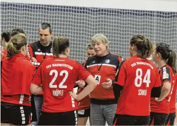  ?? Foto: Fred Schöllhorn ?? Vier Spieltage vor dem Ende führt der TSV Haunstette­n die Liga an. In dieser Phase der Saison ist Trainer Herbert Vornehm (Mitte) auch als Psychologe gefragt.
