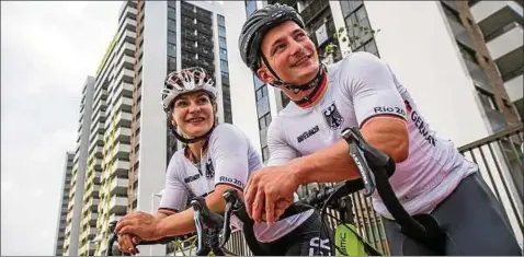  ??  ?? Kristina Vogel und Rene Enders warten auf ihren Start bei Olympia. Heute um  Uhr wurden die Spiele feierlich eröffnet. Foto: Sascha Fromm