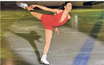  ?? FOTO: NORBERT PRÜMEN ?? Valentina Marchei zeigte am Donnerstag einige Proben ihres Könnens. Sie betritt mit dem Auftritt bei „Holiday on Ice“Neuland.