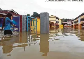  ?? [FOTO MUHAMMAD ASYRAF SAWAL/BH] ?? Sekolah Kebangsaan Temai, Pekan ditenggela­mi banjir.