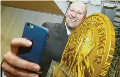  ?? Foto: Matthias Becker ?? Europas größte Goldmünze „The Big Phil“kommt nach Ulm.
