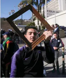  ??  ?? Provocatio­n. A Alger, le 1er mars, un manifestan­t brandit un cadre, symbole d’un président n’existant plus qu’en portrait.