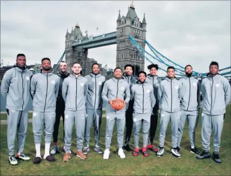  ??  ?? TURISMO. Los Wizards en el Puente de Londres. G-Wiz, Muresan, Delle Donne y Beal imitan a los Beatles y Kornet se hace un selfie. Satoransky con Adrián y Antonio.