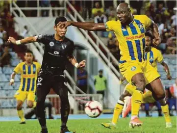  ?? PIC BY FARIZUL HAFIZ AWANG ?? Pahang’s Dickson Nwakaeme (right) and Terengganu’s Nasrullah Haniff Johan in action in Friday’s FA Cup quarter-finals return leg match at Darulmakmu­r Stadium.