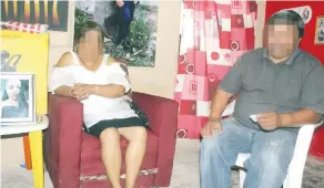  ??  ?? María del Socorro y Carlos, padres de Berenice, esperan que los asesinos de su hija sean arrestados. Dicen que las autoridade­s se limitan a decir: “Estamos esperando a que cometan un error”.